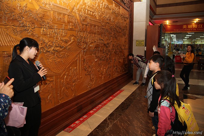 2014年11月8日中国艺术教育研究中心运营总监温泉女士携中艺星光星级代言人及其家长到访阳江十八子集团