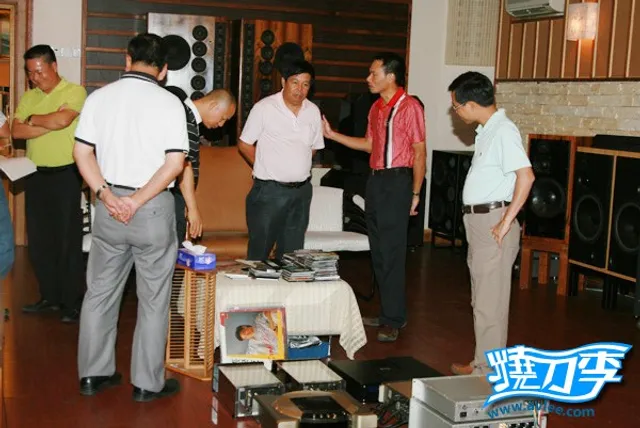 收藏爱好者来访十八子视听会所