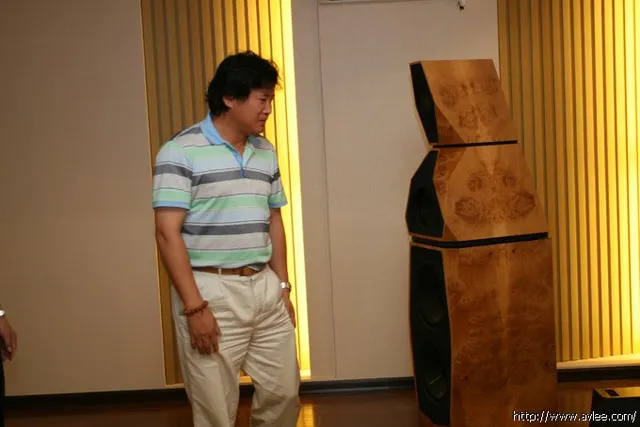 著名男高音歌唱家戴玉强为“世界发烧音响博物馆”现场题字