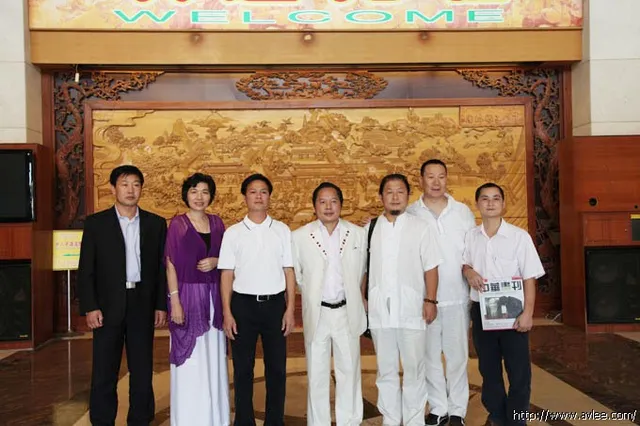 世界华人华侨社团联合总会执行副主席马侨禧和书画家等人来访音博馆