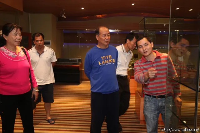 阳江市地税局陈修杨常务副局长亲临世界音响博物馆