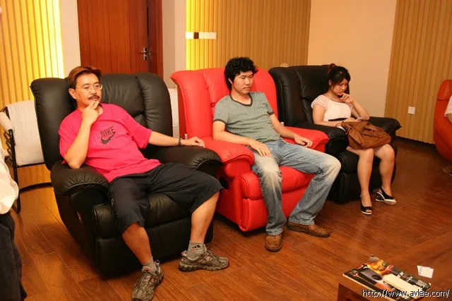 阳江广播电台音乐主持阿牛一行在“音博”沉醉