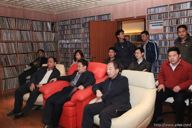 阳江市军分区人员走访音响博物馆