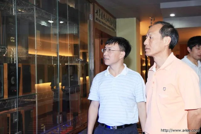 广东省人民政府外事办公室外国机构服务处处长余卫华等一行五人到十八子集团参观调研