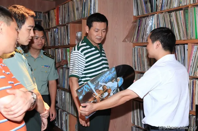 广州军分区人员来访世界发烧音响博物馆