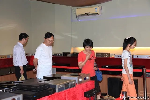 旅游客纷纷到我馆饱览世界顶级音响风采