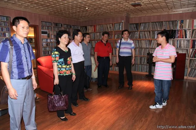 广东省政协(香港)委员梁少贞董事长一行九人来访音博馆