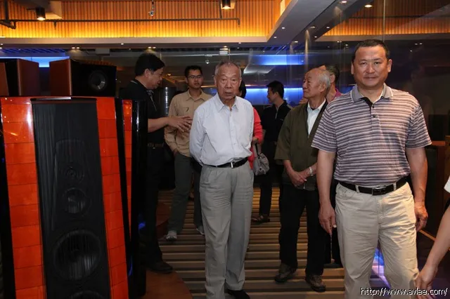 广东省监察厅原厅长王万长一行20多人到十八子集团参观考察