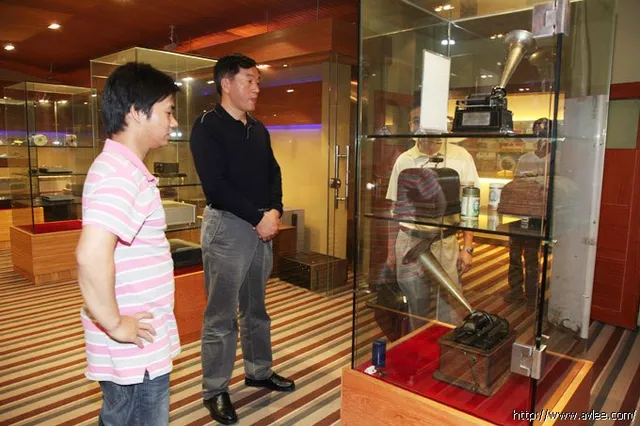 两位北京发烧友慕名而来世界发烧音响博物馆参观欣赏