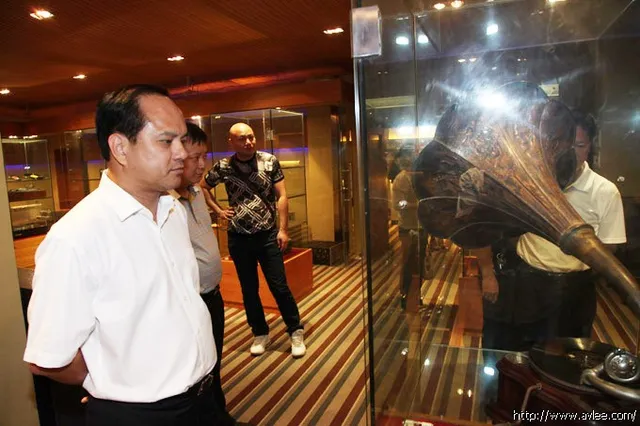 开平市工商局一行八人亲临世界发烧音响博物馆