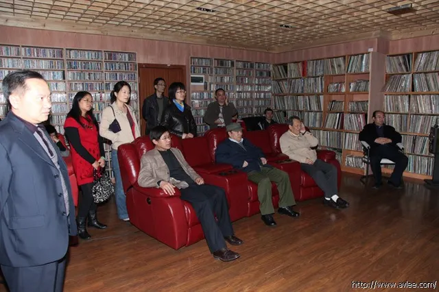 国家人口专家在阳江市人口计生局局长陈平的陪同下到十八子集团参观指导