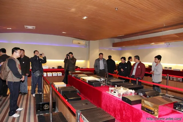 肇庆市经典音乐俱乐部理事长陈志权一行四十多人亲临世界发烧音响博物馆参观欣赏