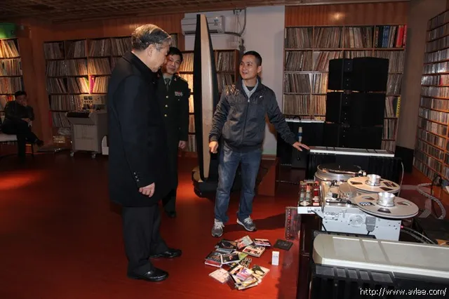 南京军区原政委雷鸣球上将参观了世界发烧音响博物馆