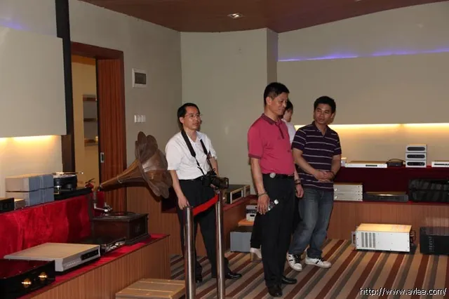 《中国品牌》杂志的朋友一行人到十八子集团参观