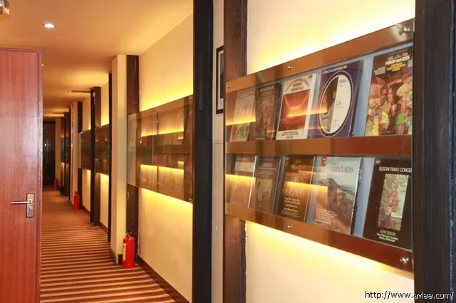 茂石化公司许同志带领朋友们一行人到十八子集团参观交流