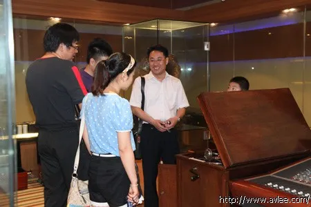 阳江军分区领导友人一行莅临十八子集团参观