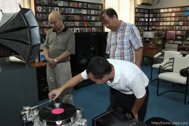 音响爱好者李先生一行亲临十八子集团世界发烧音响博物馆参观交流