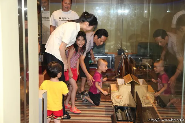 广西玉林亲友一同参观十八子集团全国工业旅游示范点