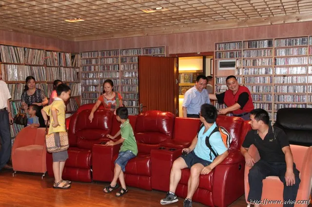 南方医科大学肖先生一行在李积回总经理陪同下莅临十八子世界发烧音响博物馆参观交流
