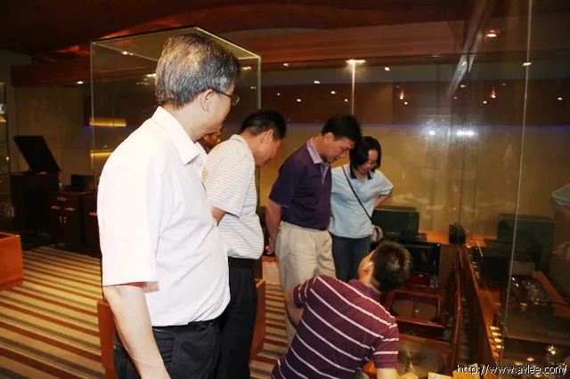 化州市科技技术协会祝展平主席与著名律师言必行一行数人到我馆参观交流