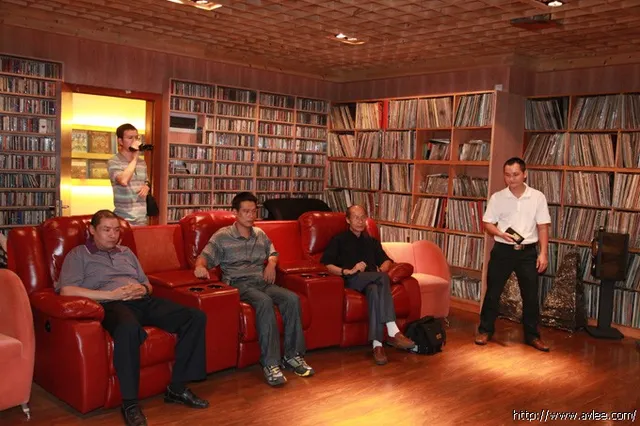 音响爱好者“发烧李”到世界发烧音响博物馆参观交流