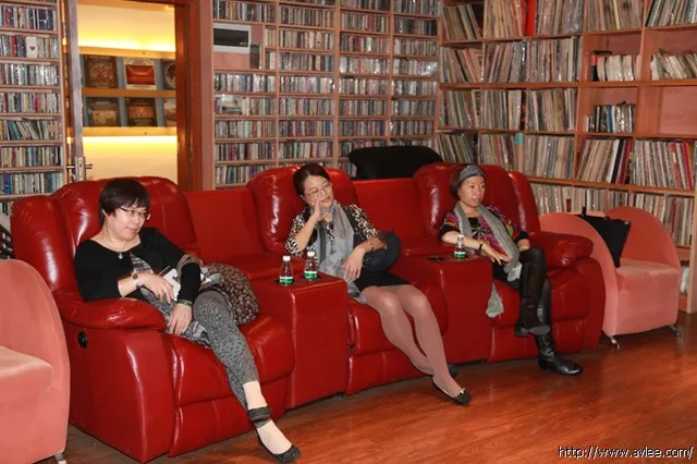 广州快报记者与列车传媒记者4人到世界音响博物馆参观采访