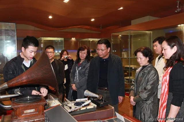 中国人民银行领导一行12人莅临世界发烧音响博物馆考察调研