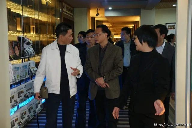 中共广西平南县委员会副书记、广西平南县工业园区管理委员会主任卢世文一行18人到十八子集团有限公司考察