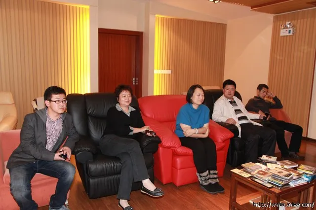 深圳免税集团监事会主席江津、党委副书记马坚等人到世界发烧音响博物馆参观交流