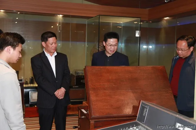 广东省社会科学院副院长章杨定一行领导到十八子世界发烧音响博物馆考察调研