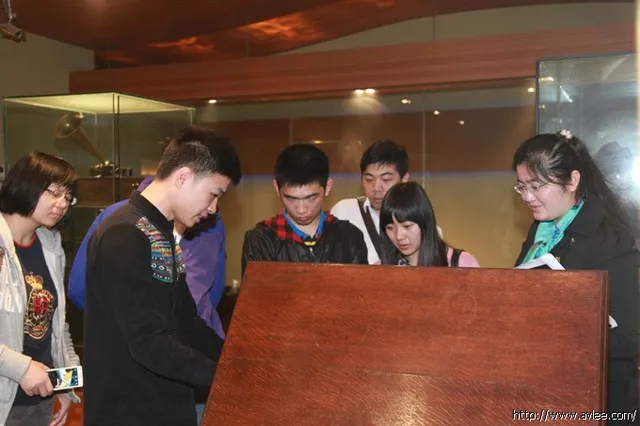 广东电视台《政协委员》栏目记者杨炜霓一行8人到世界发烧音响博物馆对李积回总经理进行采访