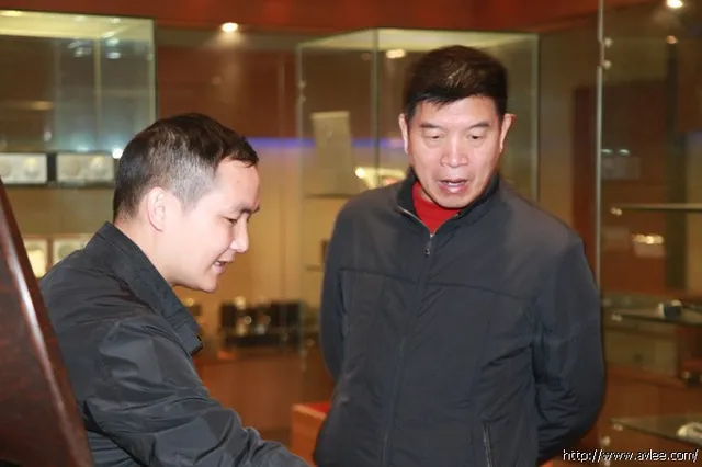 中国人民解放军审计署原副审计长、中央国家机关书法家协会副主席赵天民莅临世界发烧音响博物馆参观指导