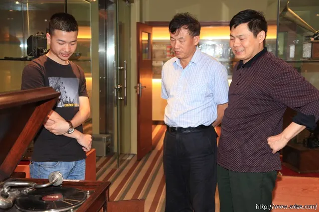 军分区领导一行莅临世界发烧音响博物馆考察参观