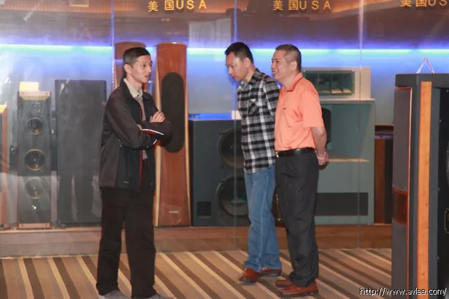 广州白天鹅宾馆发烧友李伟强等人造访世界发烧音响博物馆