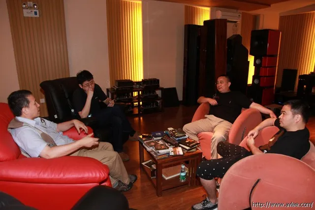 《万家科学画报》杂志人员一行4人到世界发烧音响博物馆对李积回总经理进行采访