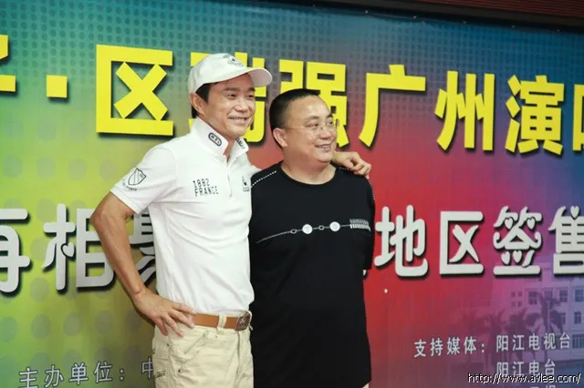香港著名歌手、音乐人区瑞强在十八子总部音乐馆开展签唱活动