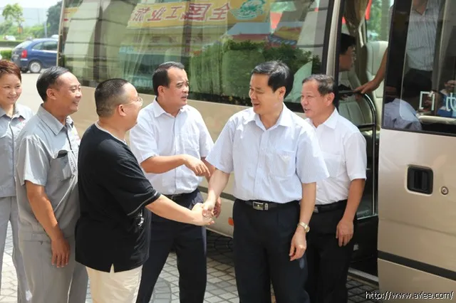 广东省第十二届人民代表大会常务委员会副主任、广东省总工会主席黄业斌等领导一行莅临阳江十八子集团有限公司慰问车间劳动工人