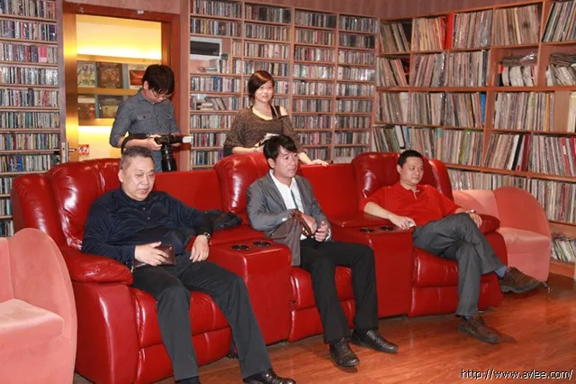 绅士生活杂志社记者于2013年11月1日到世界发烧音响博物馆参观交流