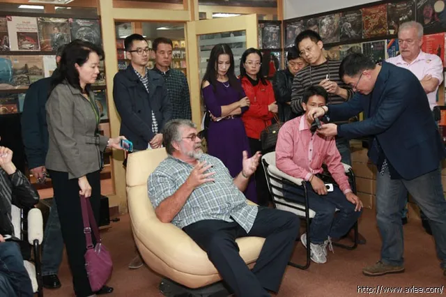 凡尔登的专业调音师与华富音响的技术人员一起来到世界发烧音响博物馆为我们调试音箱