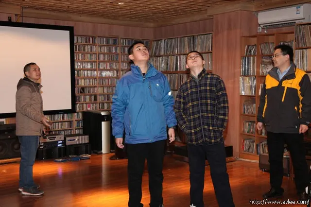广州音响DIY爱好者一家子前来世界发烧音响博物馆参观