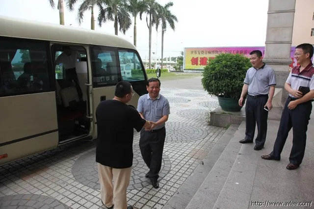 省委党校经济学教研部副主任、教授岳芳敏,省委党校哲学教研部教授谢爱武等一行领导13人到十八子集团有限公司参观指导