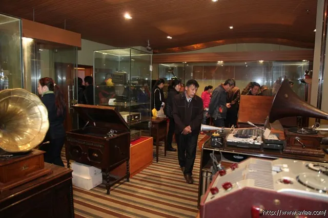 广东中旅游客50人到世界发烧音响博物馆参观