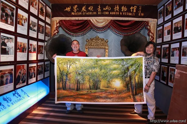 深圳画家专程来到世界发烧音响博物馆参观赠予李积回总经理一幅油画