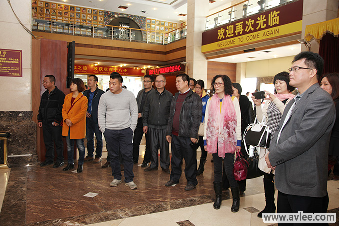 2014年12月11日,阳春市工商联领导和一众企业家参观了十八子集团