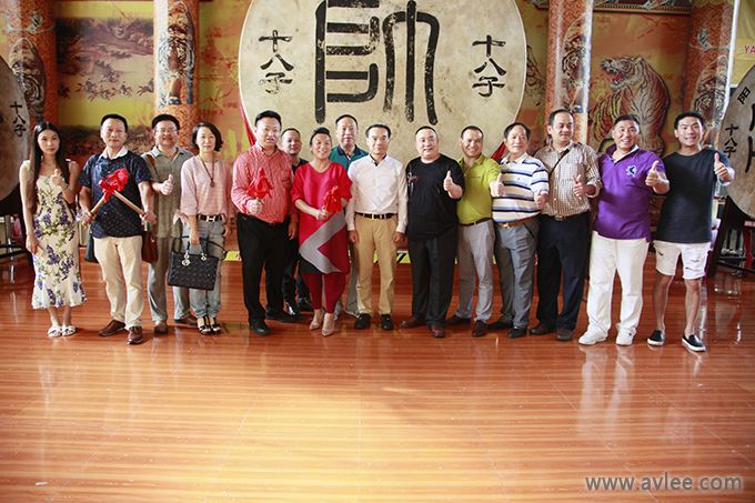 中华粤商领袖联合会国际集团有限公司与深圳创业垂统全球老牌子传承发展有限公司一行到阳江十八子集团参观