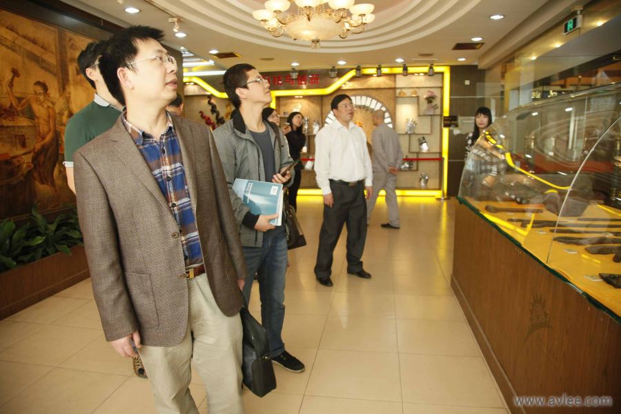 2015年3月18日广东省科技厅产学研结合处副调研员叶超贤处长等一行人到十八子集团参观交流