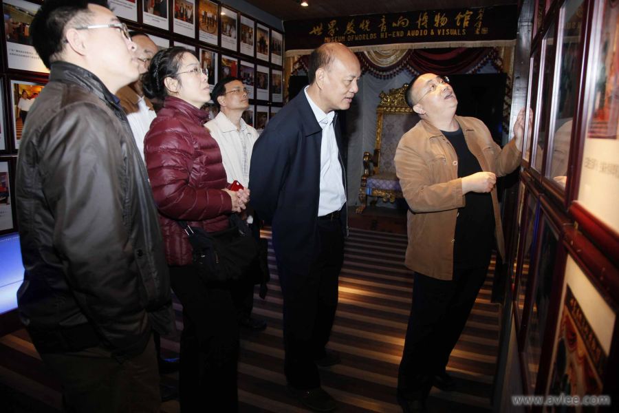 2015年4月10日省政协提案委员会主任周羲带领省政协提案委调研组到十八子世界发烧音响博物馆调研
