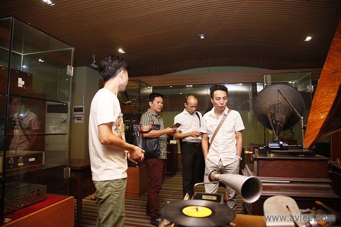 广州歌手王闻一行到阳江十八子集团参观