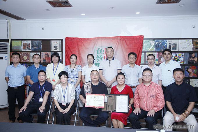 深圳市创业垂统全球老牌子传承发展有限公司董事长马雪一行到访阳江十八子集团,马董事长并聘请阳江十八子集团董事总经理李积回先生为专家组成员,参与“中华百强老牌子”评选活动