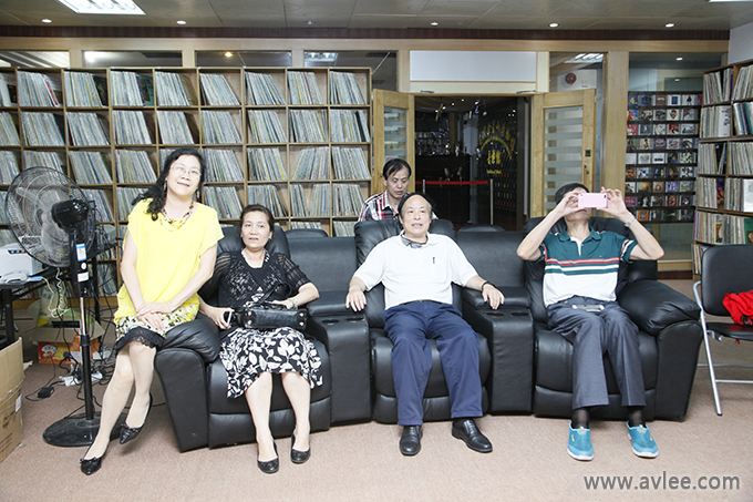 中山大学国际关系学院副院长汪新生与广州东江纵队研究会会长张保成一行到阳江十八子集团参观
